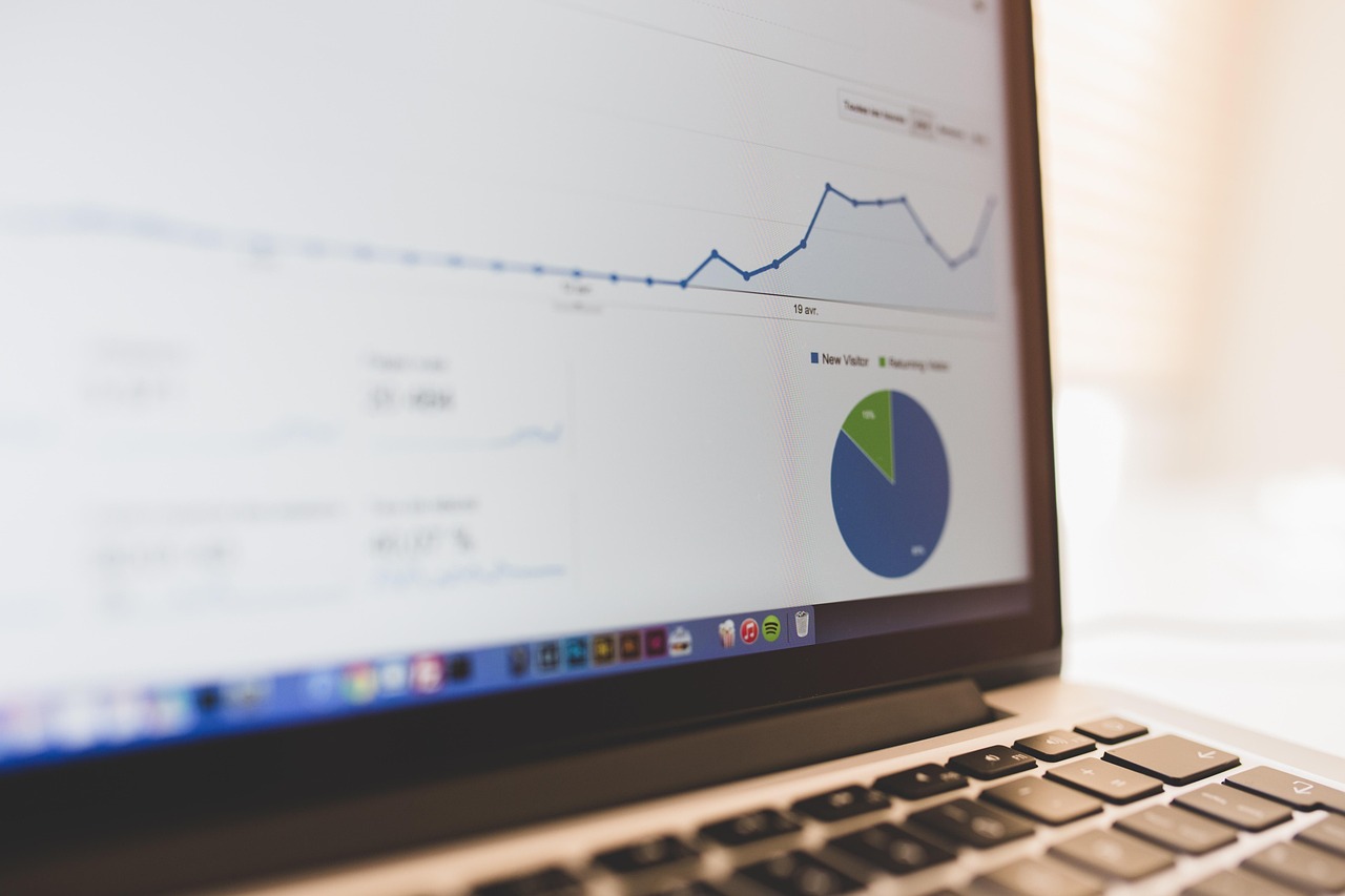 Illustration of retargeting strategy for converting warm leads into customers