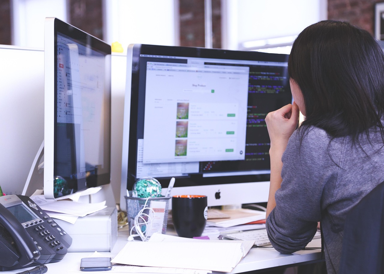A creative concept of Reddit advertising for niche SaaS products