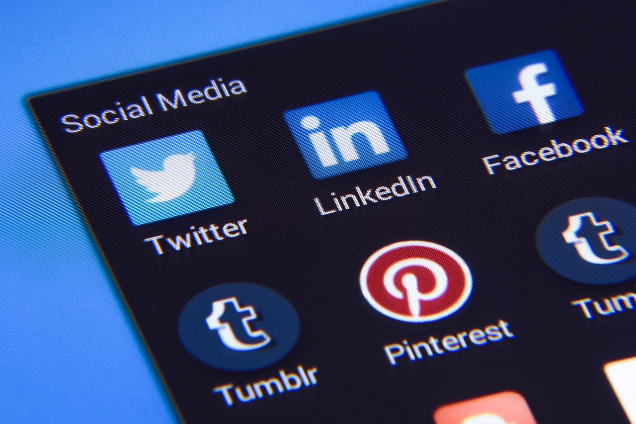 Comparison of LinkedIn Lead Gen Forms and traditional landing pages for ROI